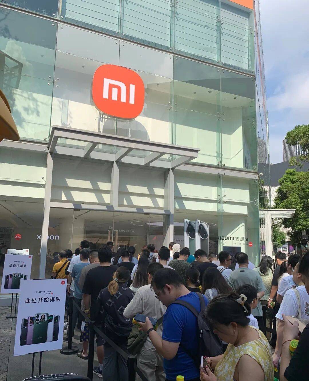 小米17系列今日开售引热潮5分钟破纪录P